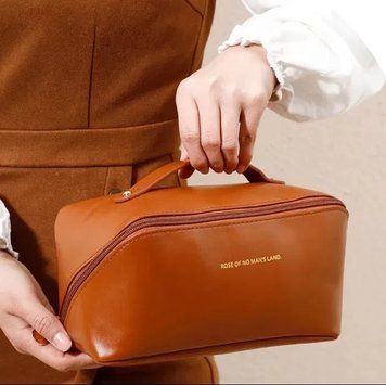 Містка косметичка з діагональною застібкою CosmyCase, коричнева COS230 фото